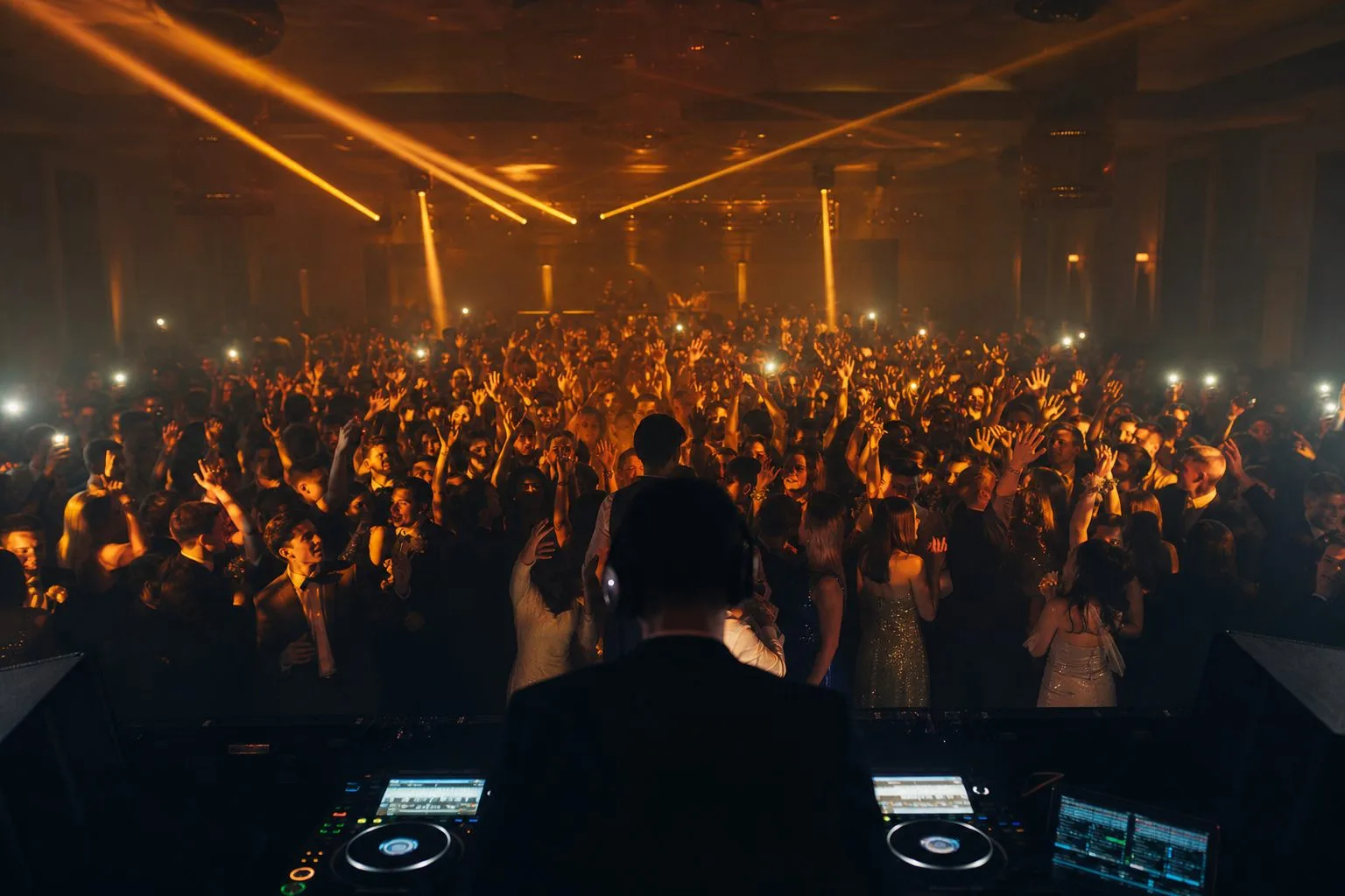 Pogled sa DJ pulta na pun podijum maturske večeri